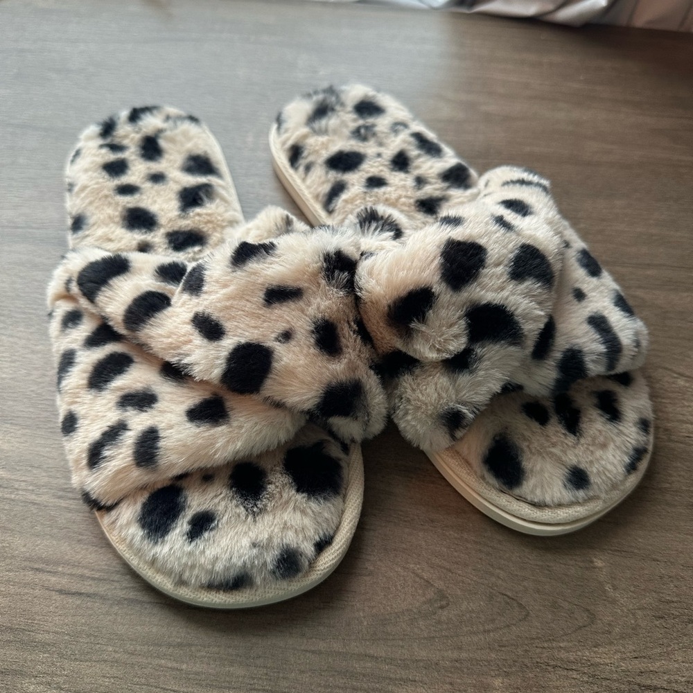 Leopard Print Fuzzy Slippers